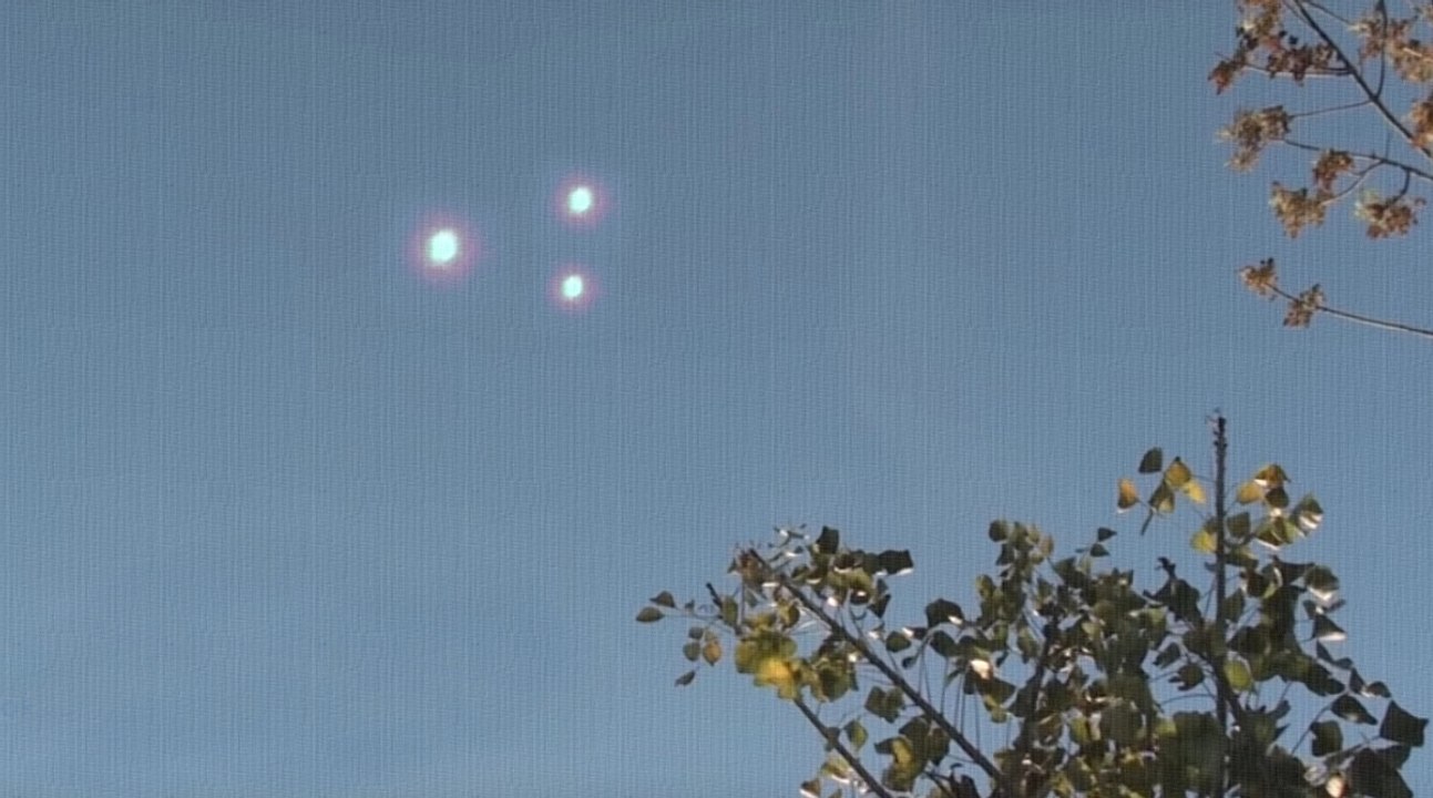Isso é Estranho: OVNI ejeta várias esferas luminosas, que ficam brincando no céu