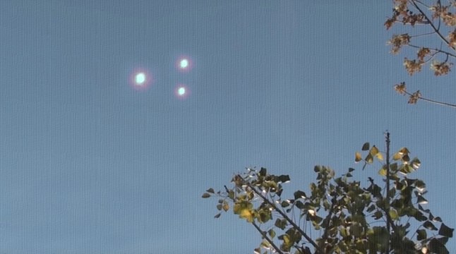 Isso é Estranho: OVNI ejeta várias esferas luminosas, que ficam brincando no céu