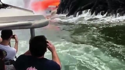 Un getto di lava sorprende dei turisti in barca: lo spettacolo è unico!