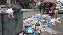 İzmir Karabağlar'da grev nedeniyle çöpler toplanmıyor