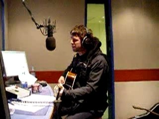 Noel - Wonderwall acoustic radio live
