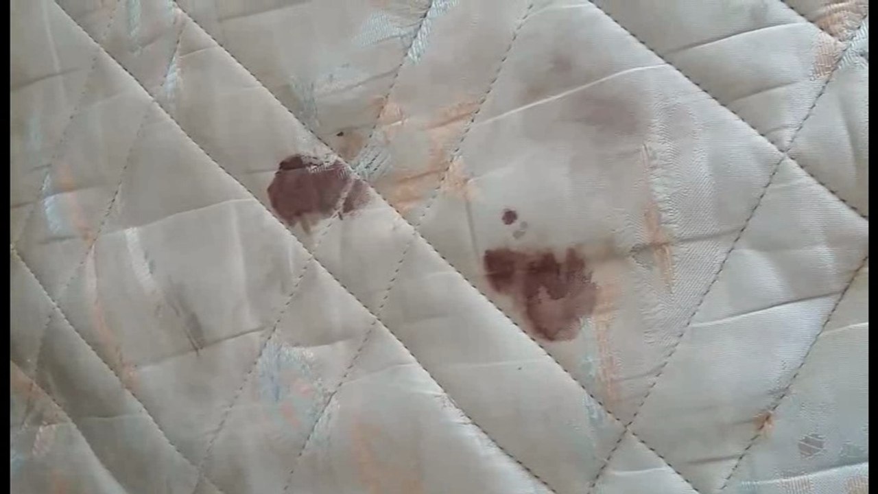 tâche de sang sur un matelas - comment la nettoyer