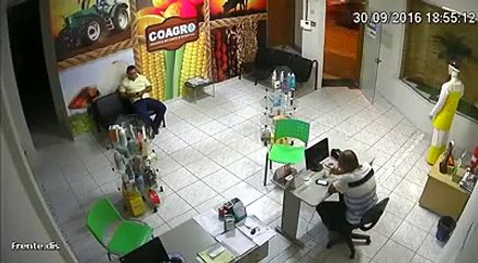 Câmeras flagra  policial a paisana reage assalto