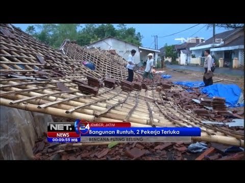 NET24 - Hujan deras di Jember menerjang gudang produksi genteng hingga nyaris rata dengan tanah