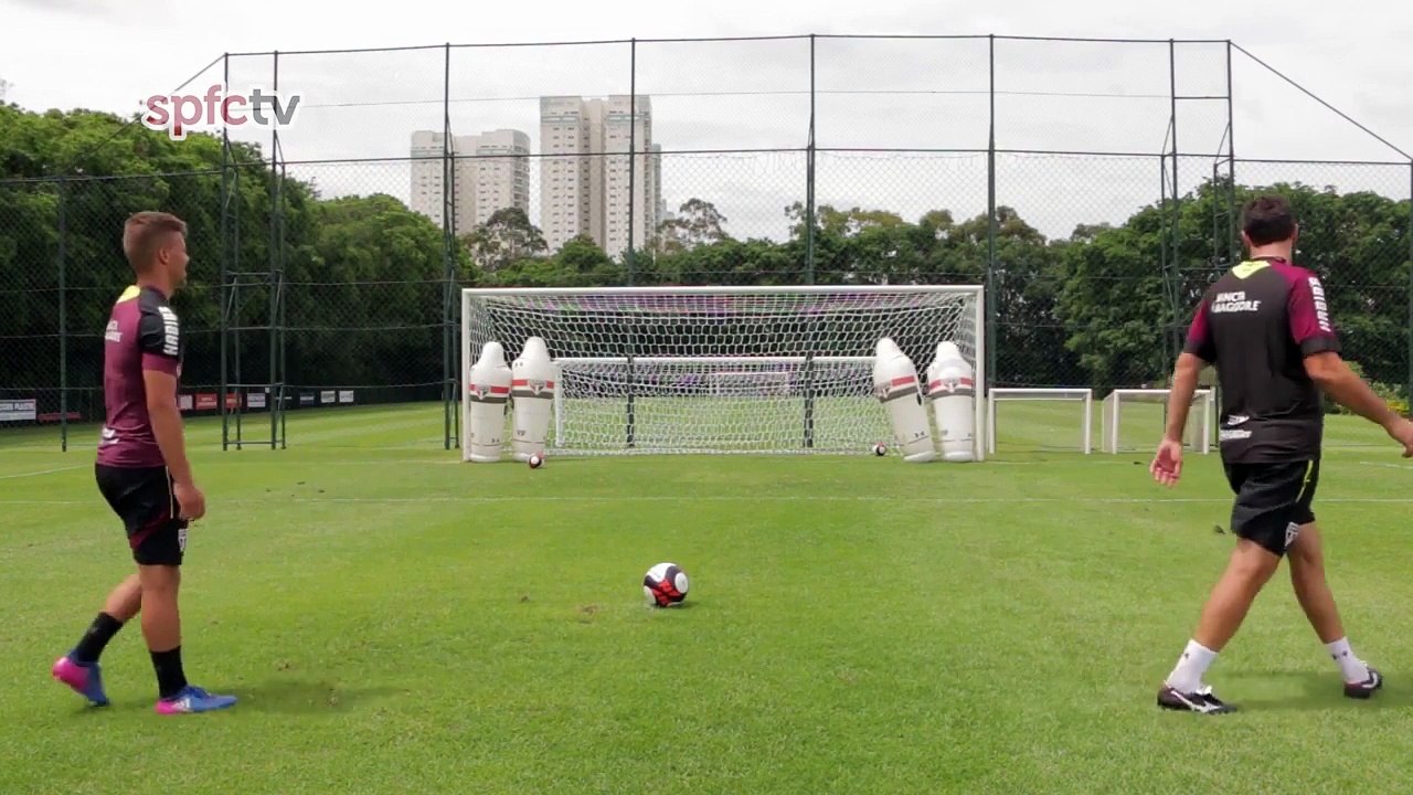 Lucas Fernandes encara o 'chefe' Rogério Ceni em desafio de faltas