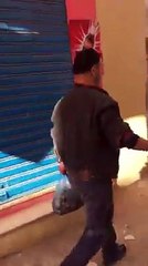 صفاقس : شفيق chat مواطن يقوم باطعام قطط المدينة المتشردة  كل يوم منذ أكثر من 10 سنوات (فيديو)