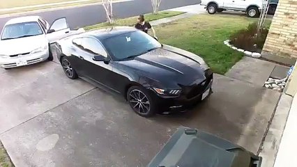 Si do të ndiheshit nëse një “zonjë” e nervozuar ua gërvisht veturën e mbi 100 mijë dollarë?