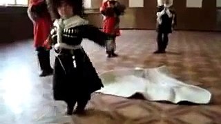Пятилетний малый танцует лезгинку