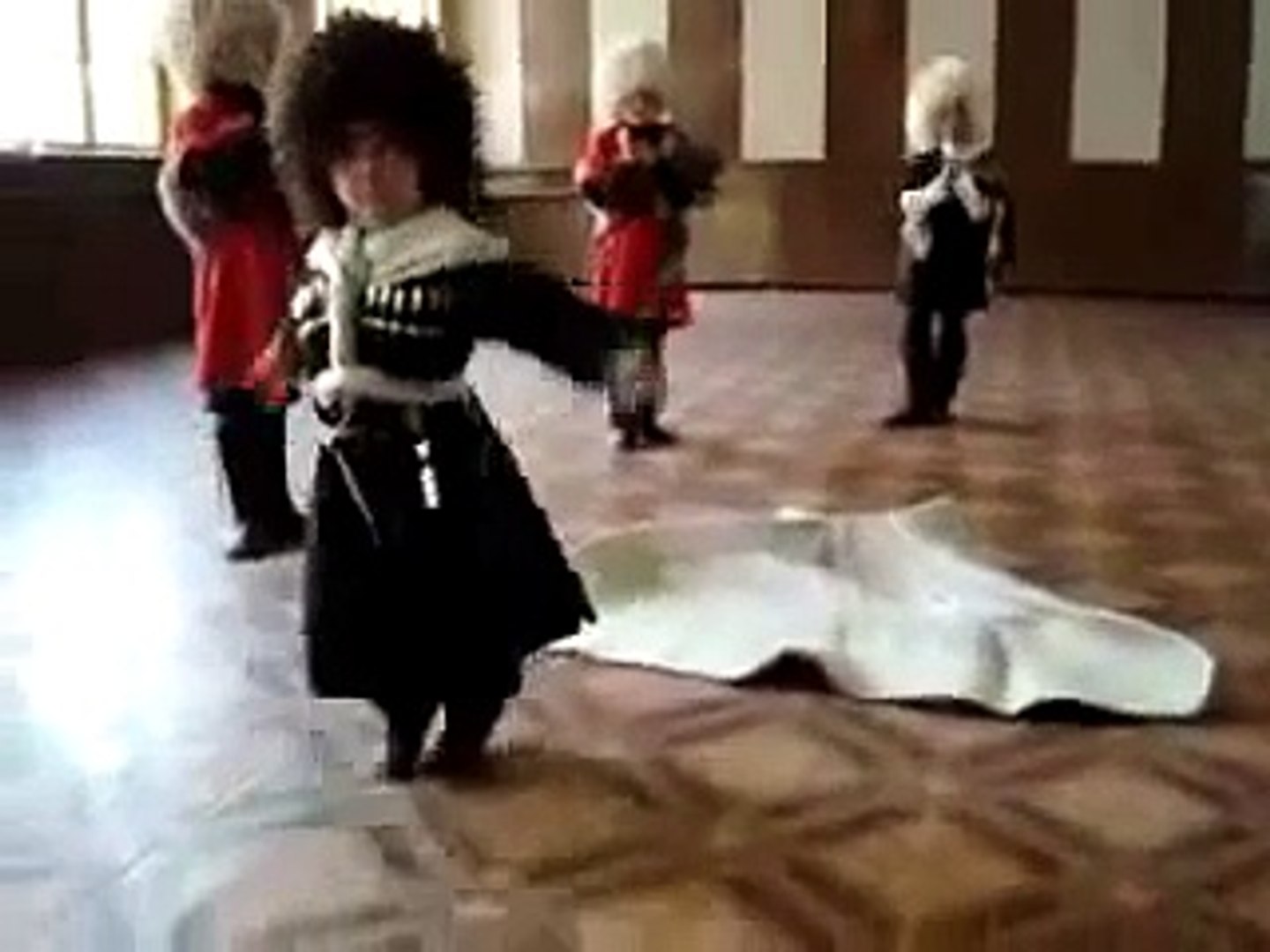 ⁣Пятилетний малый танцует лезгинку