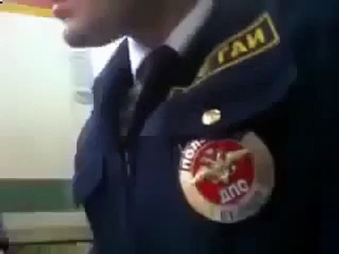 Водитель закатал губу наглому ДПСнику видео 2015