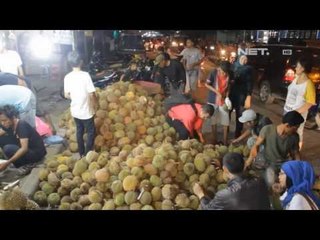 NET24 - Asiknya menikmati durian Sidikalang di Medan
