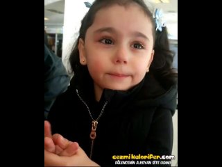 Gülme ve Ağlama Efektlerini Karıştıran Minik Kız