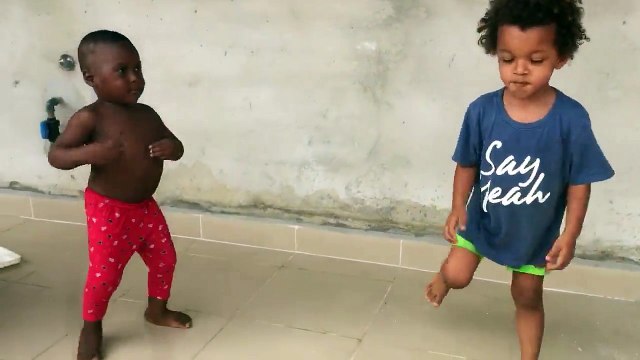 Thích thú cảnh cậu bé phù thủy nhảy nhót tưng bừng với bạn thân ở trại trẻ