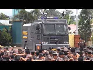NET12 - Tradisi Upacara Kenaikan Pangkat Petugas Disiram Menggunakan Water Cannon