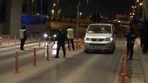 Atatürk Havalimanı'nda 'Dur' İhtarına Uymayan Minibüs Kaçtı! Polis Şüphelileri Arıyor