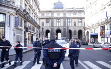 Paris Louvre Müzesine Girmeye Çalışan Saldırgan Vuruldu Ek Görüntü