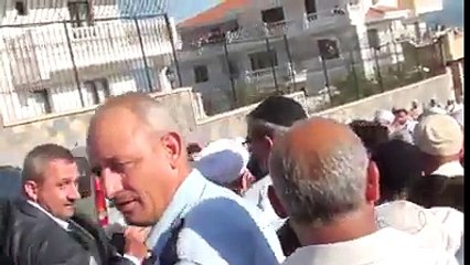Şeyhin mütevazi arabaları ve deniz manzaralı mütevazi villası