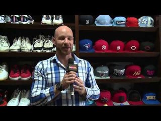 Tyson Lynch memperlihatkan koleksi sneakersnya