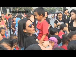 Tải video: Angel Pieters mengajar anak anak TK