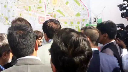 #Sindh CM @Sayedmuradshah are examined maps of the grounds on 500 acres in #NewKarachi... (04th Feb 2017)