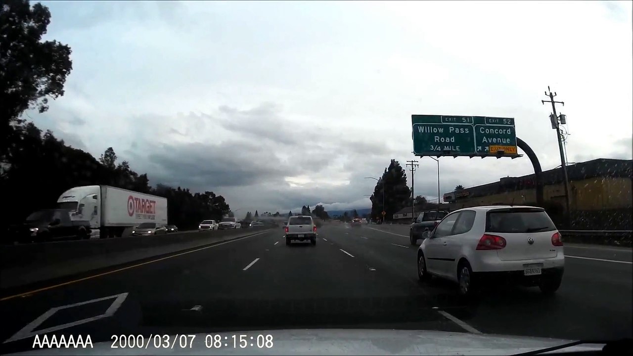 Un chauffard double comme un fou et fini dans le décor... Gros accident