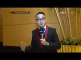 Fashion Police Barli Asmara di Fashion Show Sebastian Gunawan