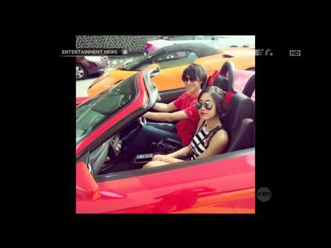 Kevin Aprilio memperlihatkan mobil Ferrari barunya