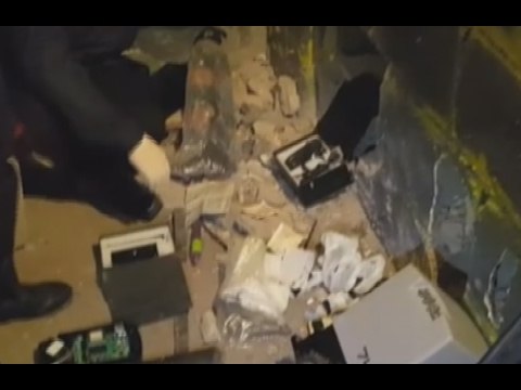 Caivano (NA) - Arsenale nascosto in botola telecomandata (03.02.17)