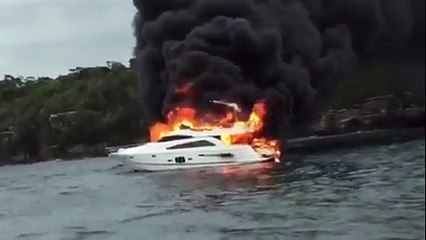Un bateau de luxe prend feu près du port de Sydney