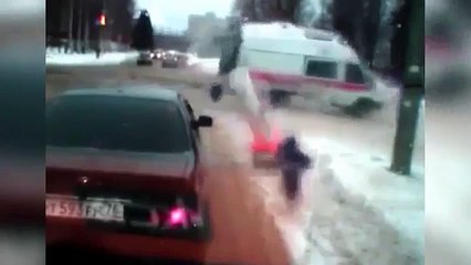 Accidente en un cruce entre un coche y una ambulancia