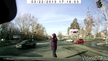 ДТП Порш Кайен сбивает 2-х пешеходов в Новосибирске. Жесть