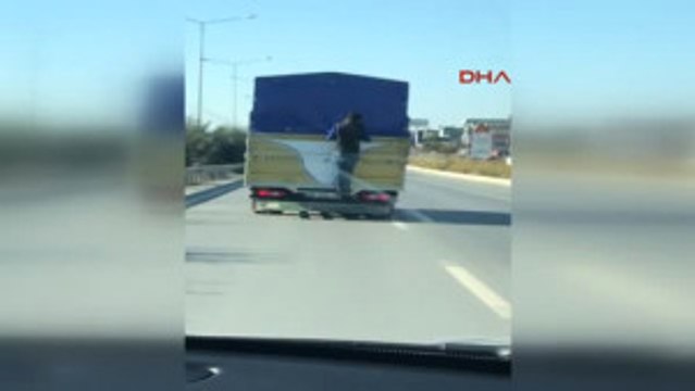 Antalya'da Kamyonetin Arkasına Asılarak Yolculuk Yaptı