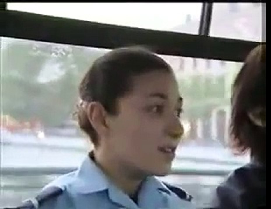 Une gamine de cité insulte une flic de cité