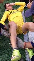 Ce footballeur ce luxe la rotule et les soigneurs lui remettent en place