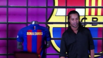 رونالدينيو يعود الى برشلونة سفيرا في الاعوام العشرة المقبلة