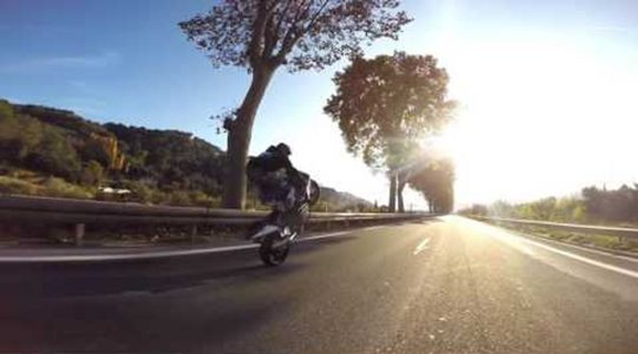 Un motard chute après avoir fait un wheelie !