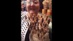 Manger des brochettes de scorpions vivants sur un marché en Chine