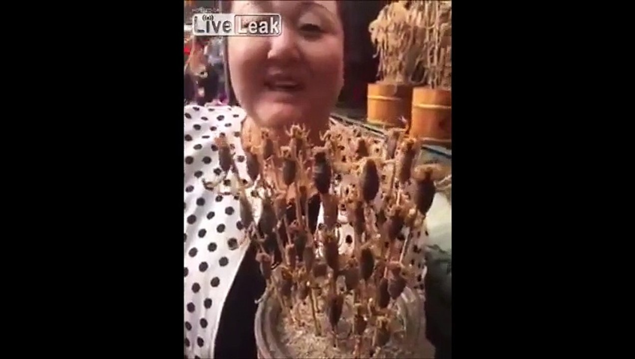 Manger des brochettes de scorpions vivants sur un marché en Chine