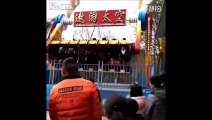 Un touriste éjecté d'un manège en Chine - Accident terrible