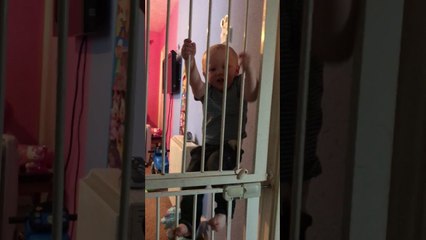 Un bébé s'évade en escaladant deux barrières de sécurité