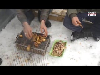 Buz tutan gölde mangal keyfi