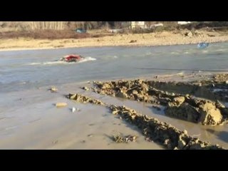 Irmağa gömülen traktörü kurtarmak için canını hiçe saydı