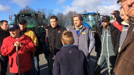 Des éleveurs bovins bloquent Leclerc toute la matinée