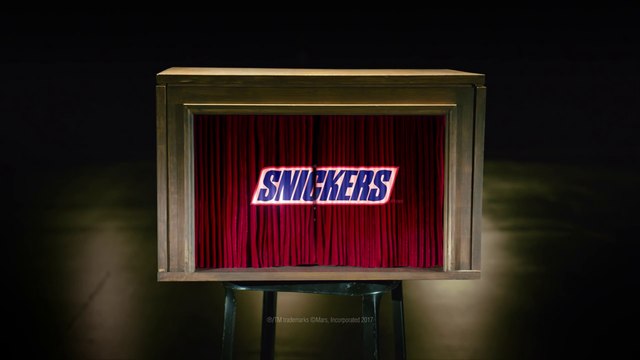 Les pubs du Superbowl 2017 - Snickers Live Curtains