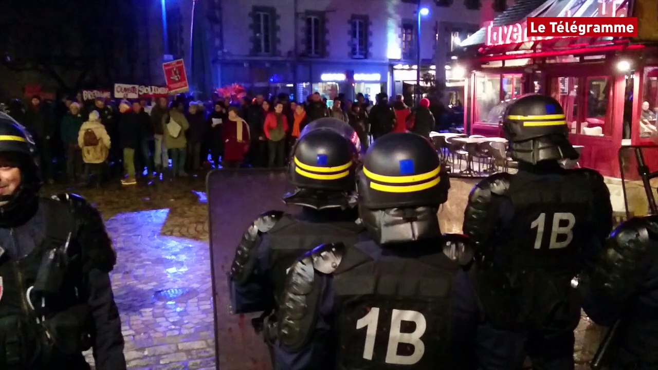 Quimper. Les CRS chargent les militants antifascistes