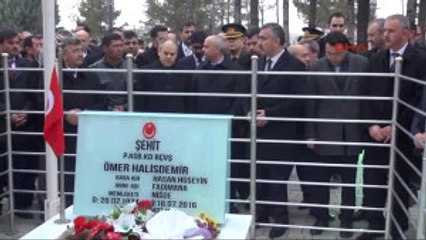 Niğde Bakan Kılıç, Ömer Halisdemir'in Mezarını Ziyaret Etti