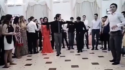 DOMNIȘOARA nu a mai rezistat, așa că S-A DESCĂLȚAT și a făcut un show de zile mare. NU-ți lua ochii de la ea!