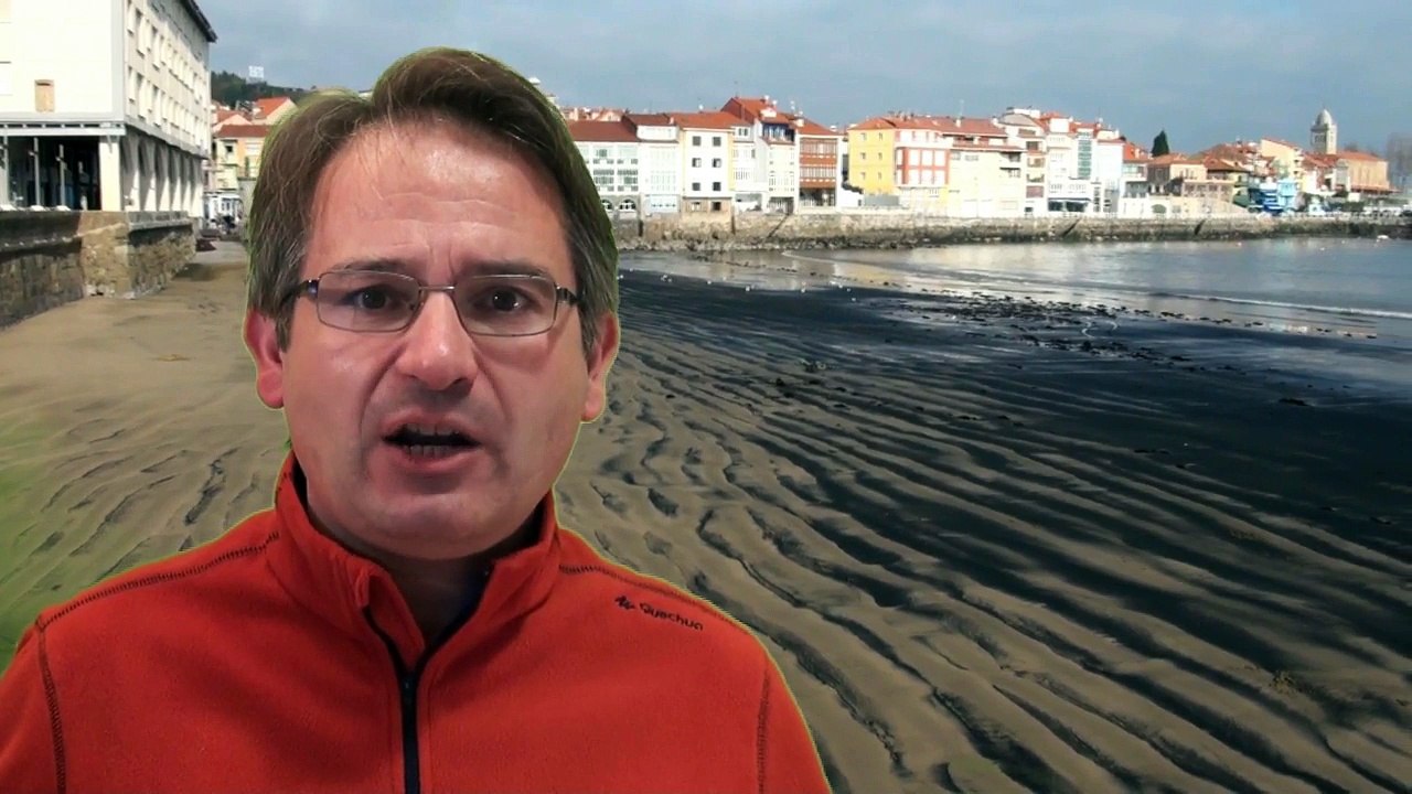 Impresionantes vertidos de carbón vuelven a pintar de negro la playa de La Ribera, Luanco, Asturias