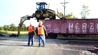 Экстримальный Тракторист спускает вагона поезда самостаятельно