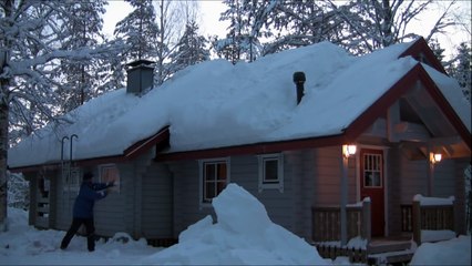 Deve togliere la neve dal tetto: la tecnica che utilizza è geniale!